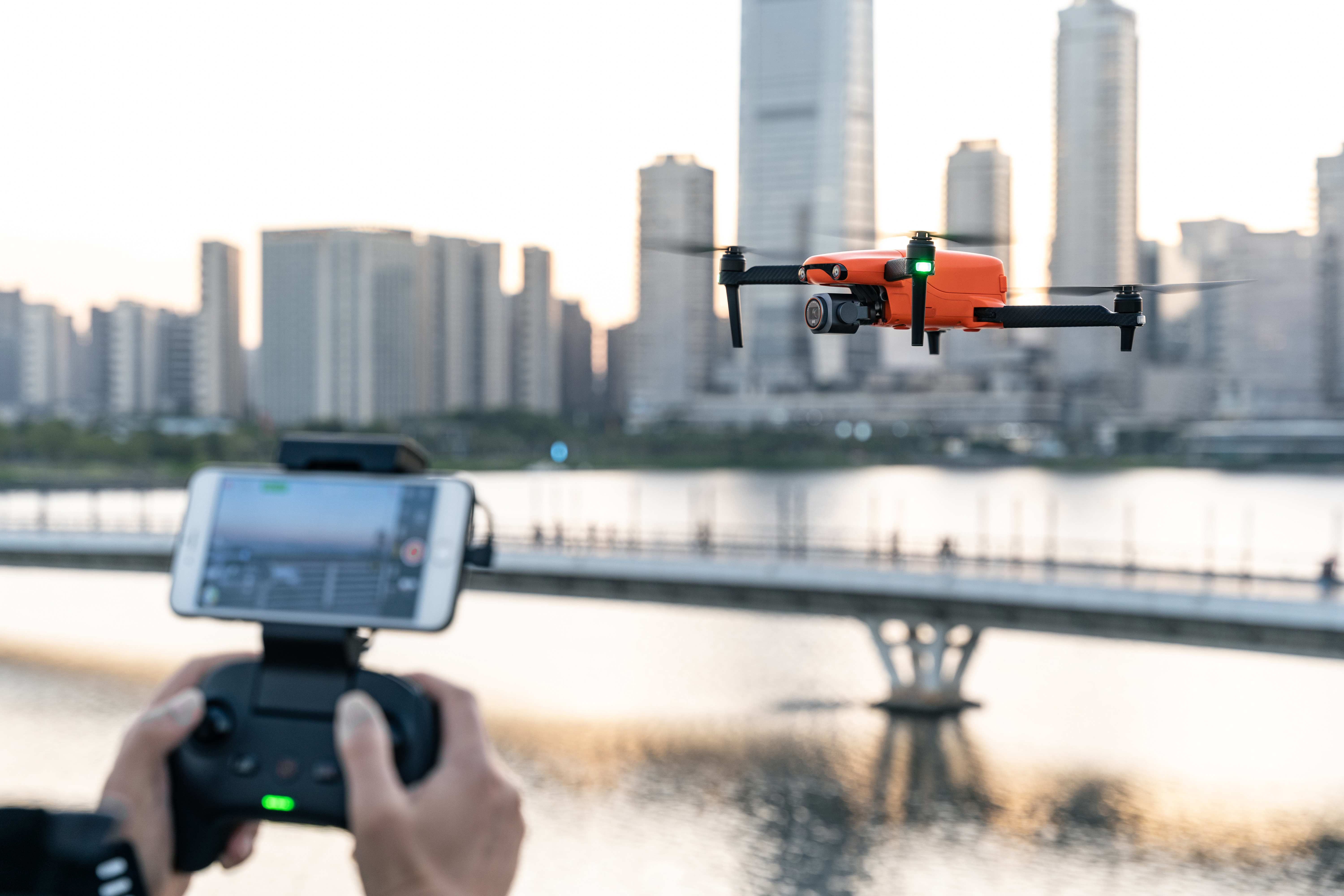 産業用ドローン ソリューション - 点検・測量・警備